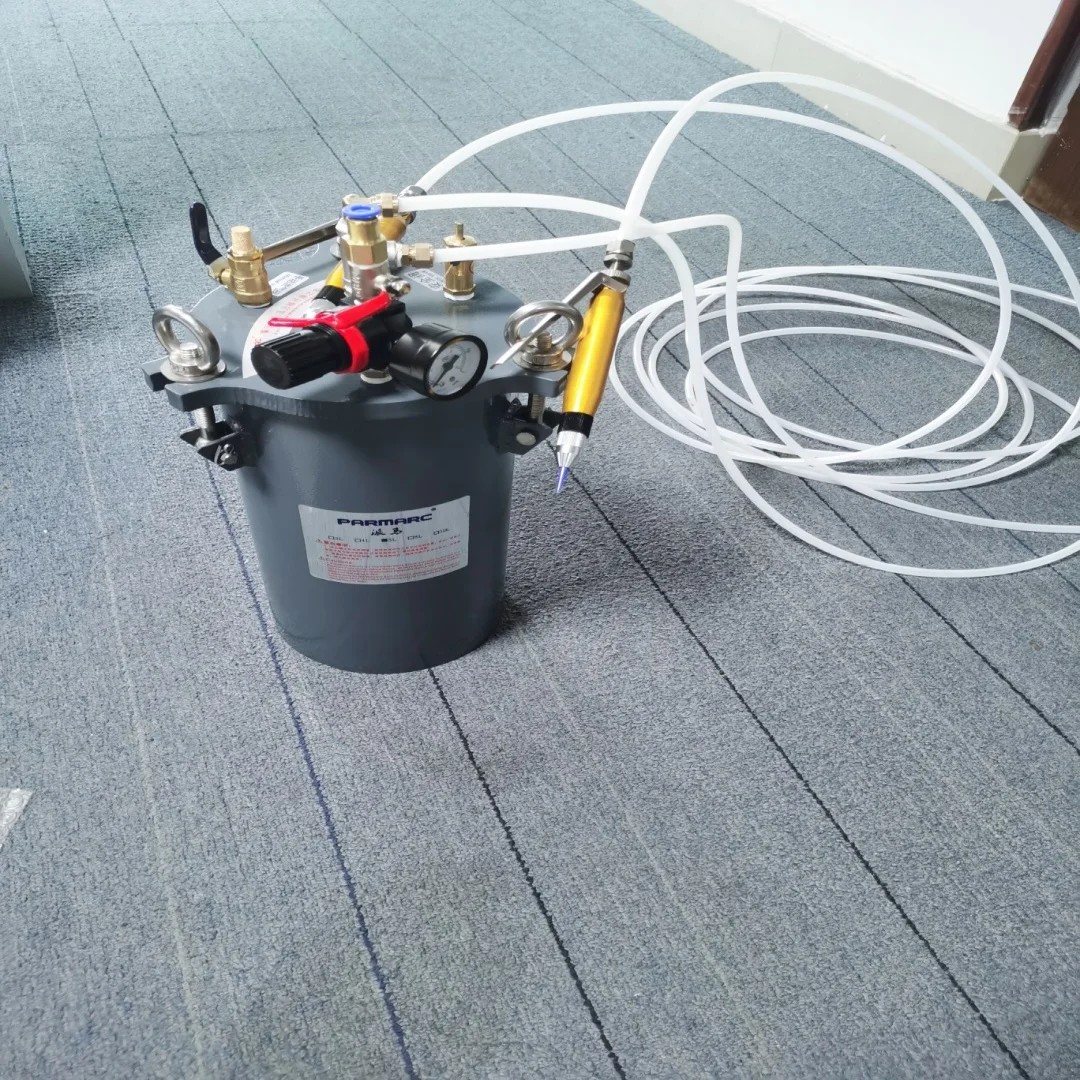 5L pressure tank equipped with manual dispensing valve for glue application. Comes with a 5-meter oil pipe. dispensing valve