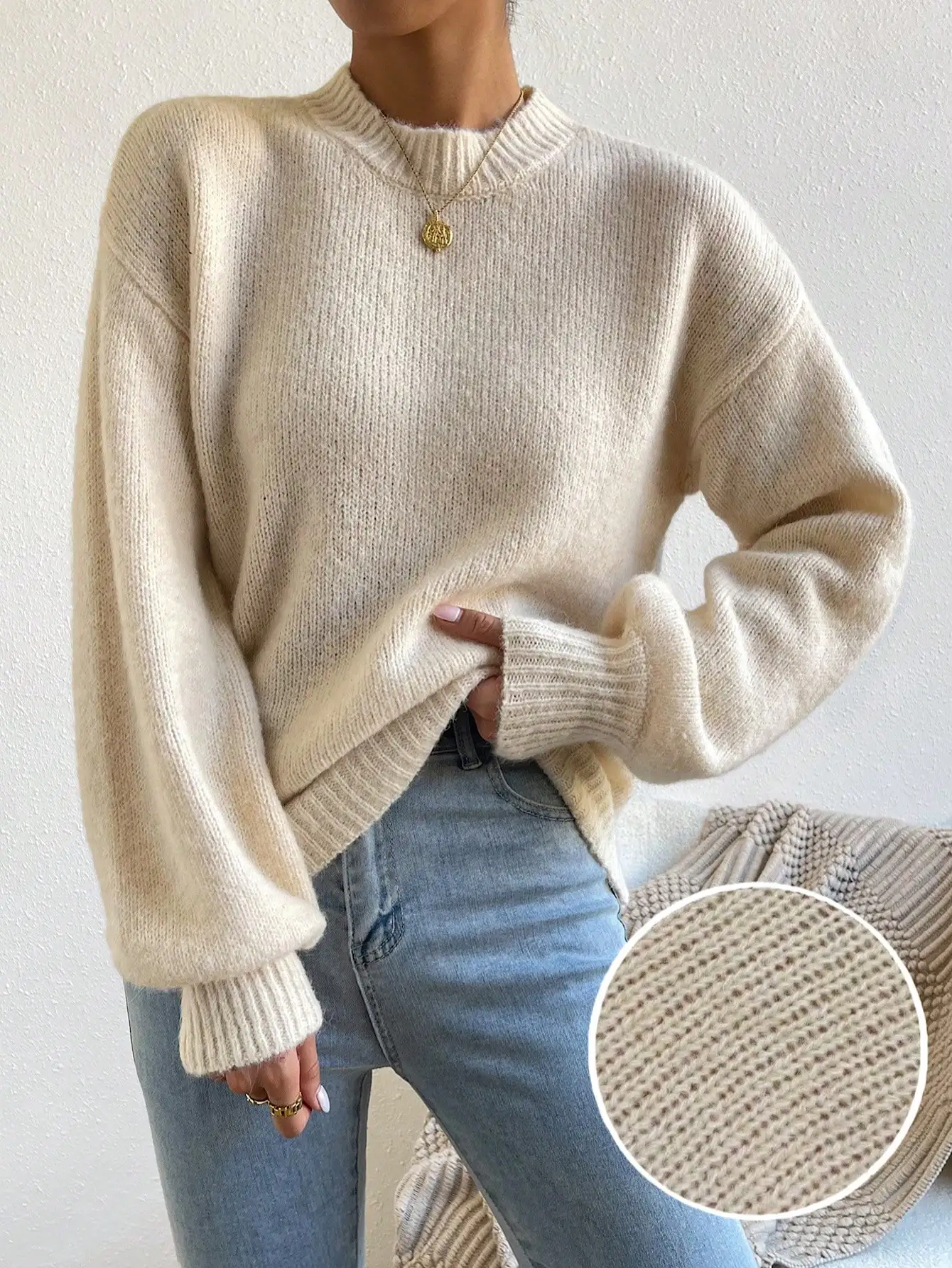 

Кремовый вязаный свитер с воротником-стойкой и спущенным плечом - свободный крой, длинный рукав