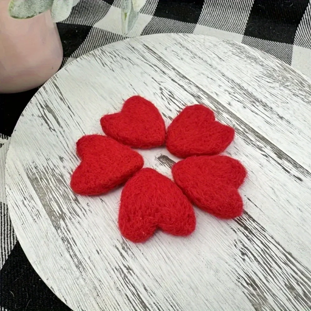 24 Stück Filz-Herzformbälle zum Valentinstag |   Geeignet zur Dekoration von herzförmigen Vasen, mit dekorativen Wollkugeln versehen.