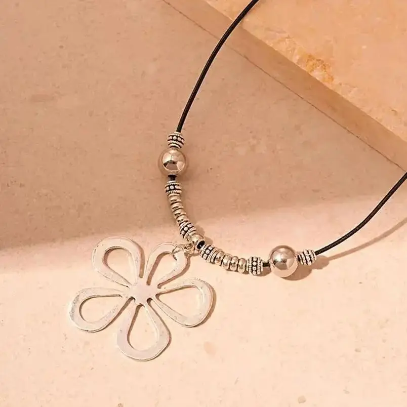 

Korean Large Flower Pendant Necklace for Women Handmade Beaded Black Rope Chain Charm Choker Aesthetics Y2K Jewelry Accessories