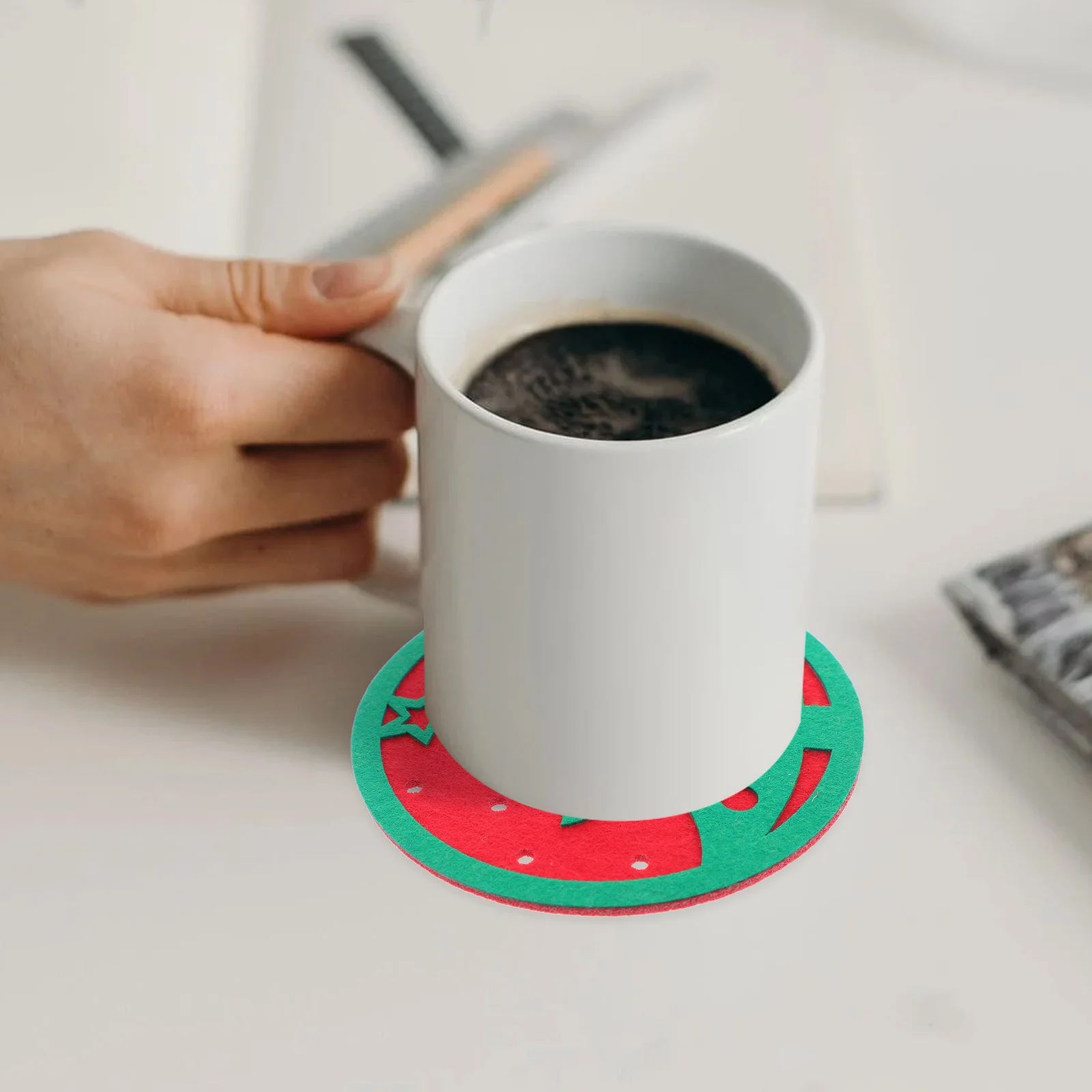 

20Pcs Round Christmas Tree Felt Coasters Absorbent Waterproof Cup Mats for Dining Table Decor Holiday Party Tableware