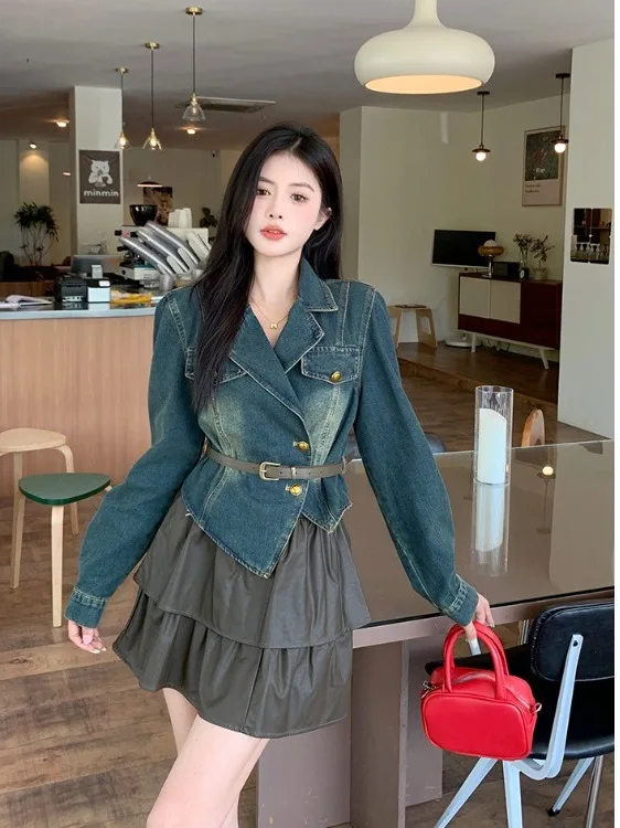 

Комплект: Женская джинсовая куртка в стиле ретро-шик больших размеров и асимметричная юбка-кейк с высокой талией из кожи и эластичным поясом. Новинка осенней коллекции.