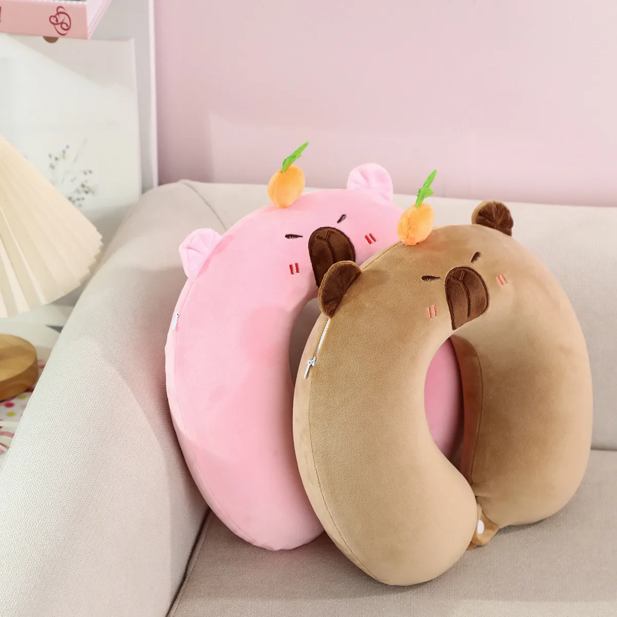 Niedliches Capybara-U-förmiges Nackenkissen, geeignet für Reisen; bietet doppelte Unterstützung für Kopf, Nacken und Kinn in jeder Schlafposition.