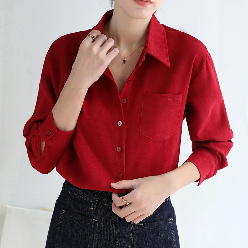เสื้อเชิ้ตผู้หญิงผ้ากำมะหยี่สีแดงสไตล์วินเทจสำหรับฤดูใบไม้ร่วงและฤดูหนาว กระเป๋าเดียว กระดุมแถวเดียว สไตล์ลำลองสำหรับใส่ทำงานหรือใส่สบายๆ รุ่นใหม่ปี 2025