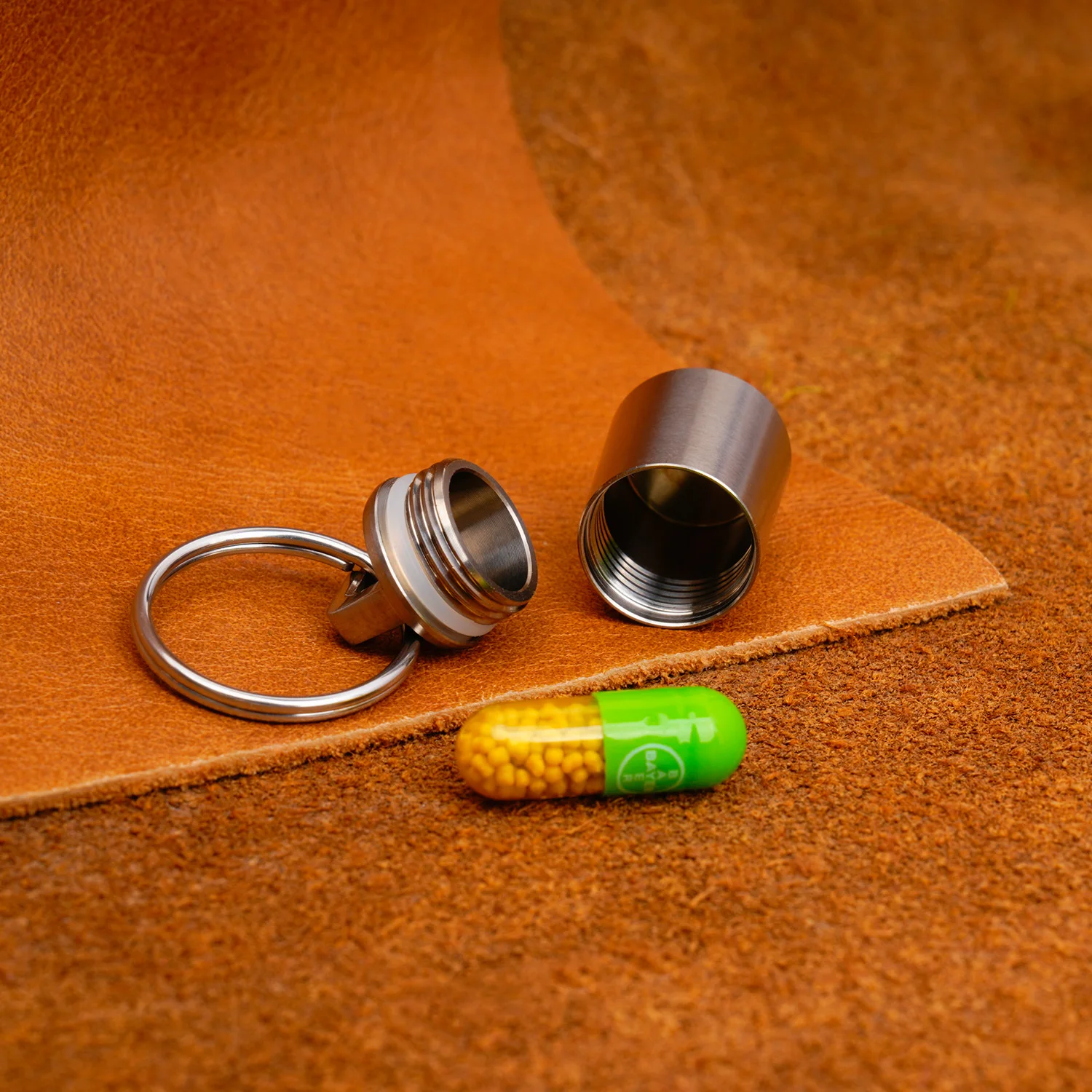 TIGLE Mini Titan Flasche Multifunktionale Aufbewahrungsbox Outdoor Schlüsselanhänger Anhänger Werkzeug EDC Mit Edelstahl Schlüsselanhänger
