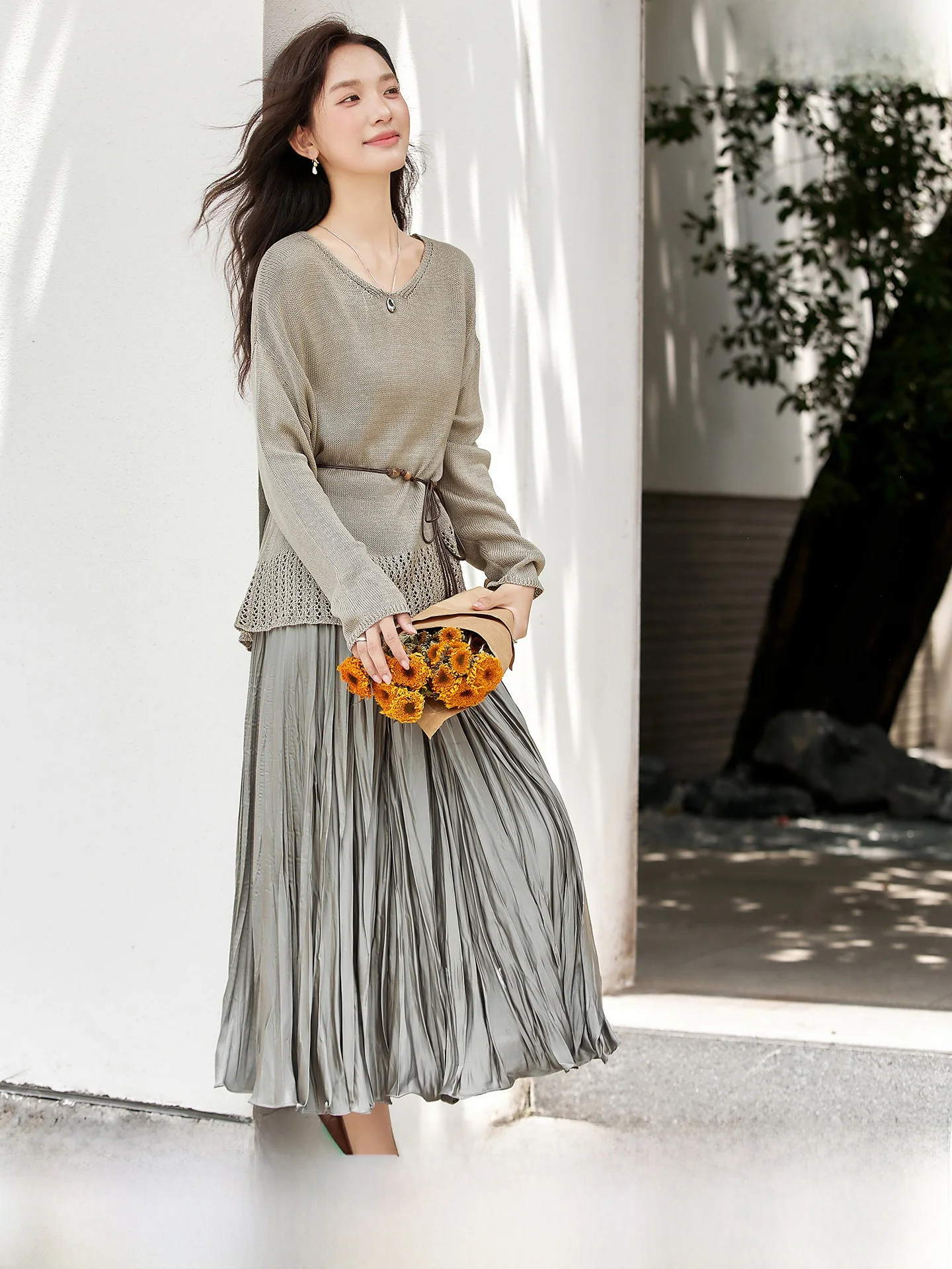 

Elegant Lady Style Green Knitted Set V-Neck Hollow out Long Sleeve Top with Half Length Skirt Two-Piece Women's Fashion Ensemble