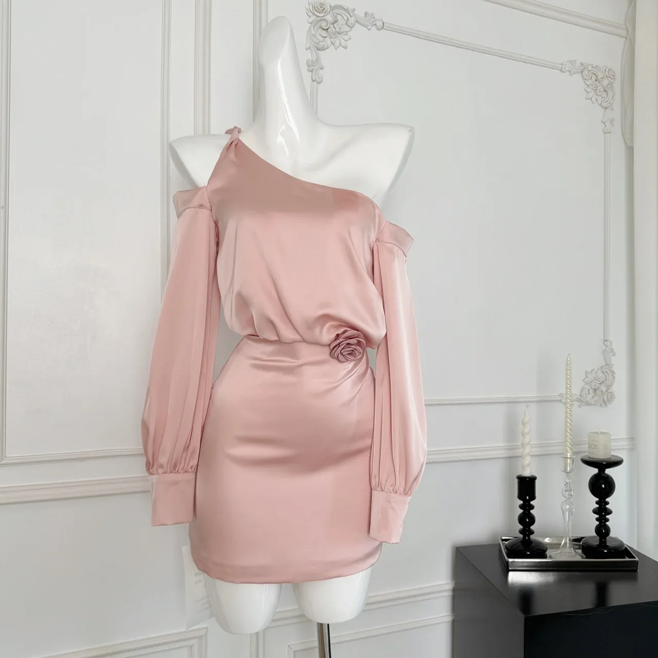 Elegante rosa Satin schräge Schulter Blume Mini kleid Abschluss ball Party Club