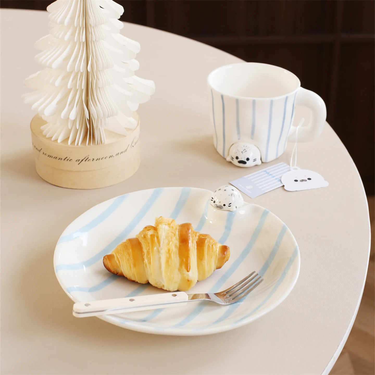 1pc 3D Cute Penguin Seal Striped Ceramic Dinner Plate, Simple Blue and White Striped Round Plate, Cute Tableware, Suitable for Home Decoration, Breakfast Sandwich Bread Plate, Light Food Salad Plate, Afternoon Tea Cake Dessert Plate, Gift Item