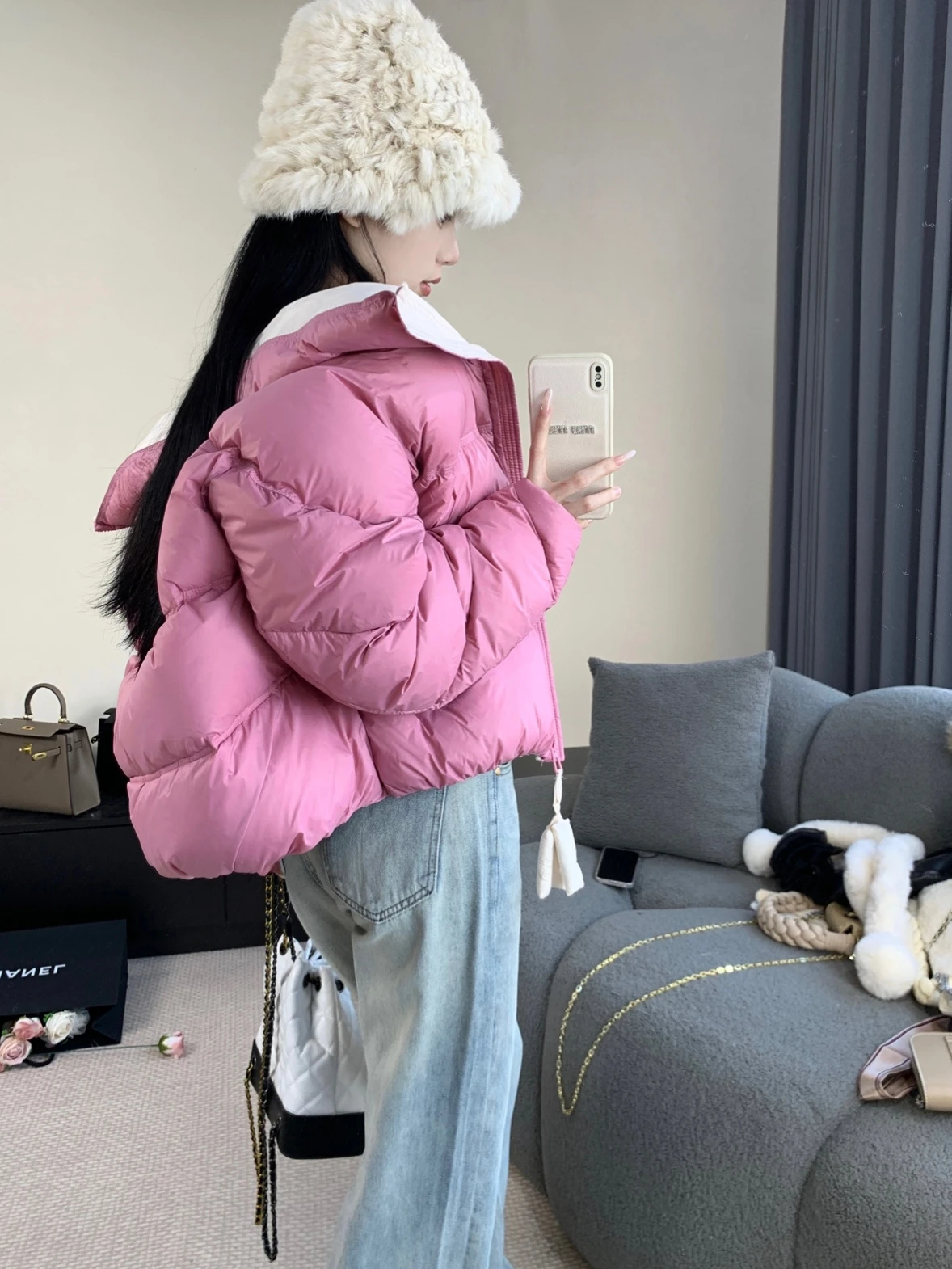 

Розовая легкая куртка-пуховик с коротким рукавом, простой дизайн, укороченная, с воротником-стойкой, с наполнителем из белого утиного пуха.