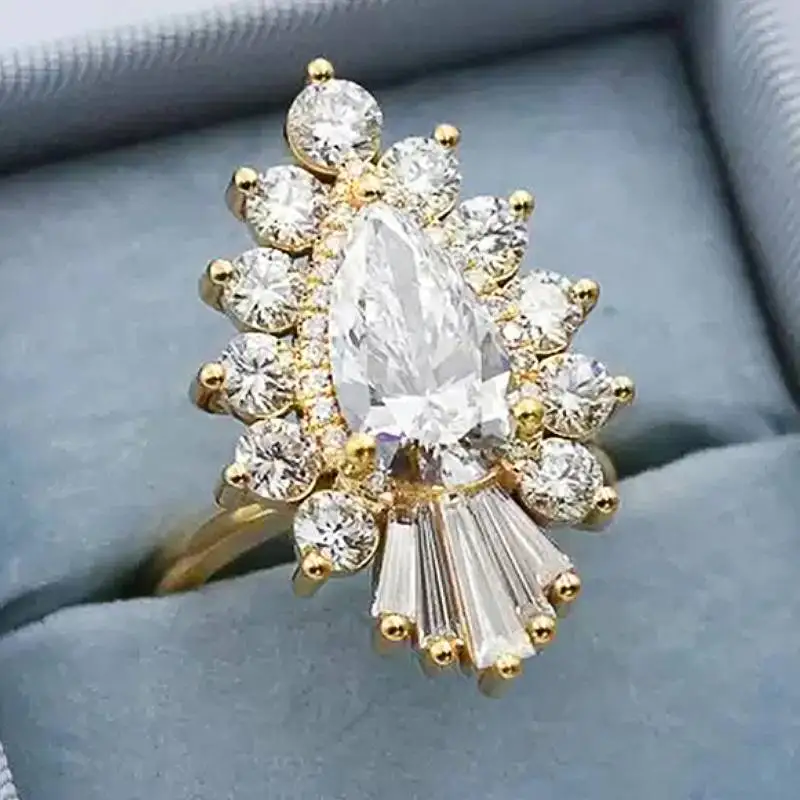 Huitan Damenring mit speziellem geometrischen Design, voller funkelnder CZ-Steine, wunderschönes Party- und Hochzeitszubehör, bezaubernder Feiertagsschmuck für Damen
