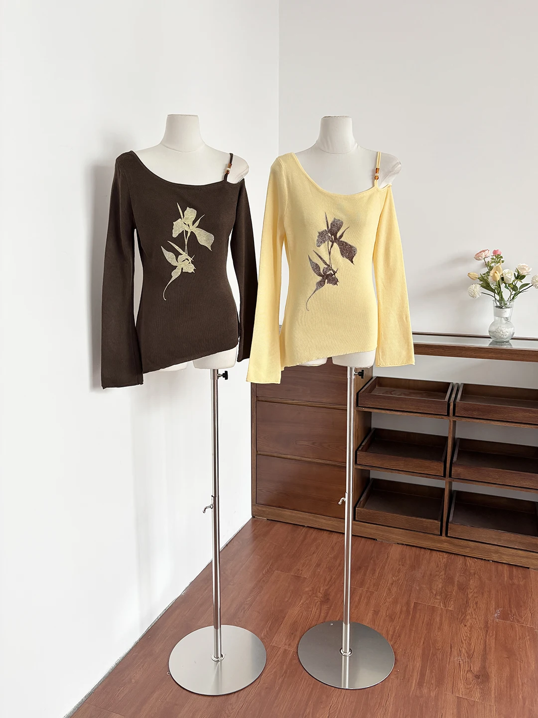 

Spring 2026 Slim Fit Long Sleeve Knitted Top Women's Style Trendy Shoulder Slanting Spicy Girl Pure Desire Fashion Commute Style