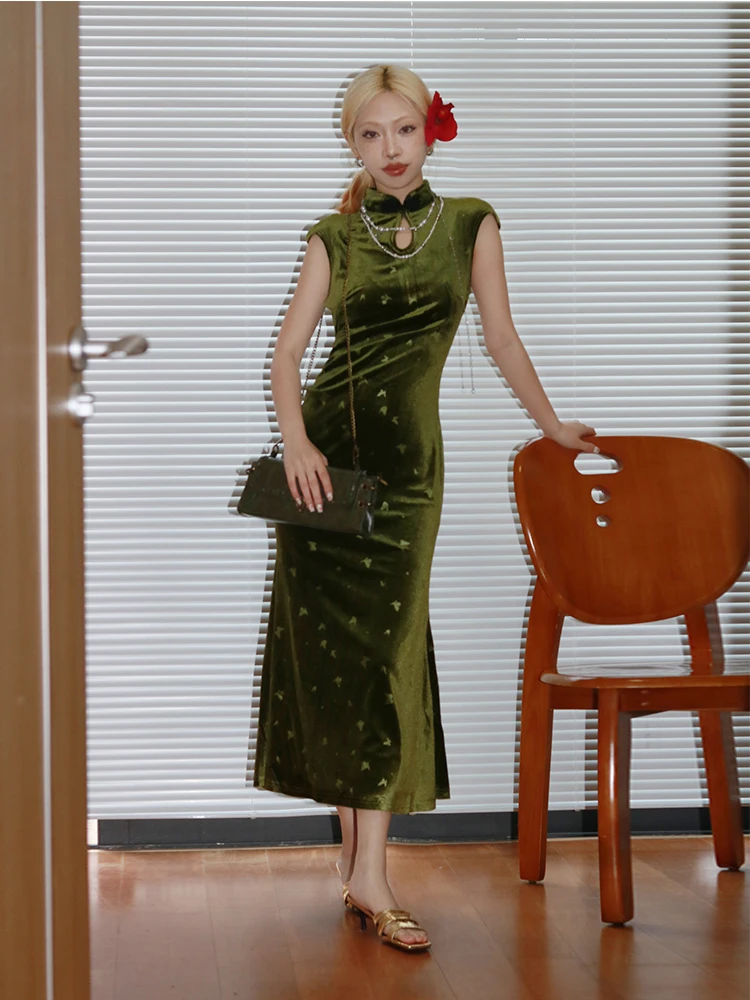 

Vintage Chinese Velvet Cheongsam, Butterfly Embroidery Corset Ball Gown with Droplet Collar - Emerald Green dresses