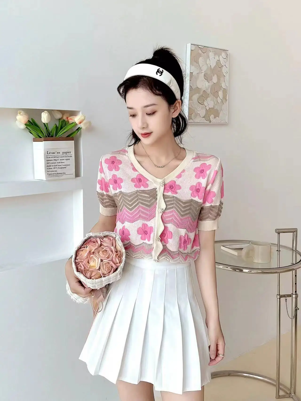 

Summer Vintage V-neck Shoulder Knitted Short Sleeves T-shirt Women's Slim-Fitting Design Hollow Short Tops New Floral Shirt D552