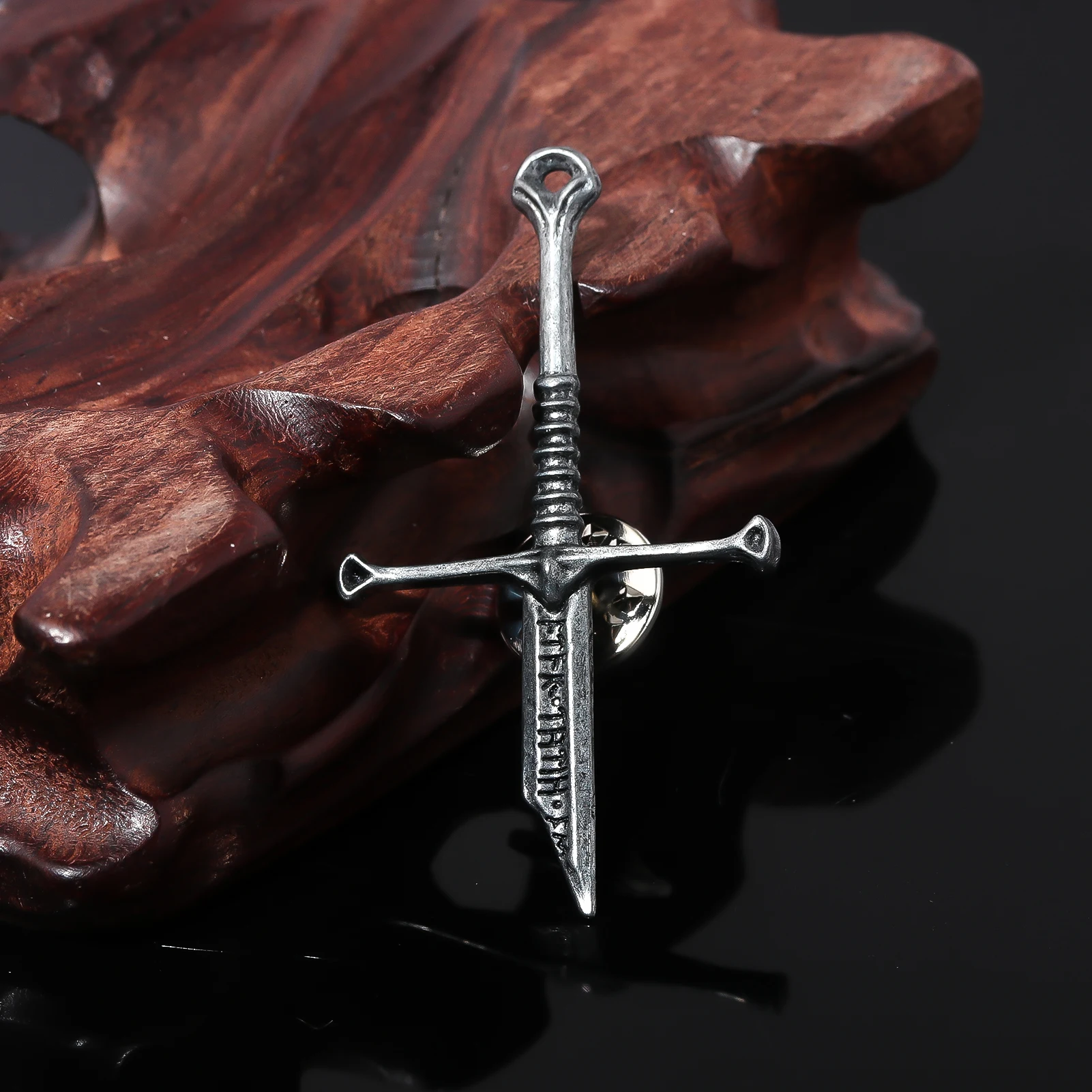 Filme aragorn espada quebrada emblema de metal senhor das narrasil espada quebrada pinos broche para festa masculina acessórios de moda jóias gif