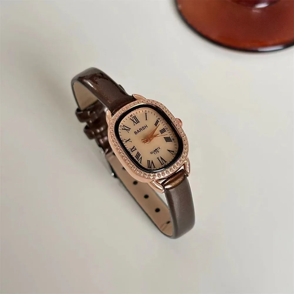 ساعة نسائية بسيطة رفيعة بحزام جلدي موضة بيضاوية بمينا روماني ساعات كوارتز للنساء ساعات يد فاخرة هدية للسيدات