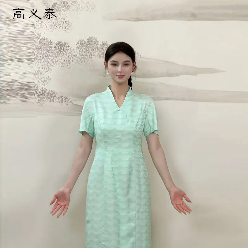 

Gaoyitai 28 momme gradient - colored pure silk dressAY922