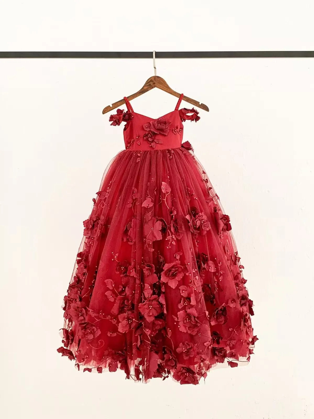 カスタムメイドの豪華な2025年フラワーガール・ページェントドレス、光沢のあるオフショルダーの誕生日パーティー用ドレス、3Dフラワーのフォーマル＆イブニングガウン