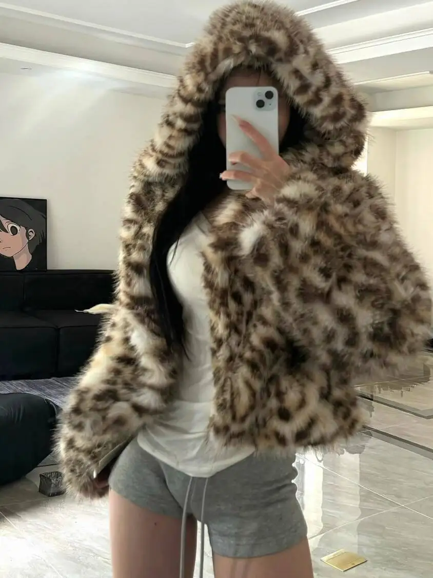 

2025 Winter Women's Leopard Print Faux Fur Short Hooded Jacket Wild Cat Vibe Niche Lazy Casual Loose Thickened Y2K Top
