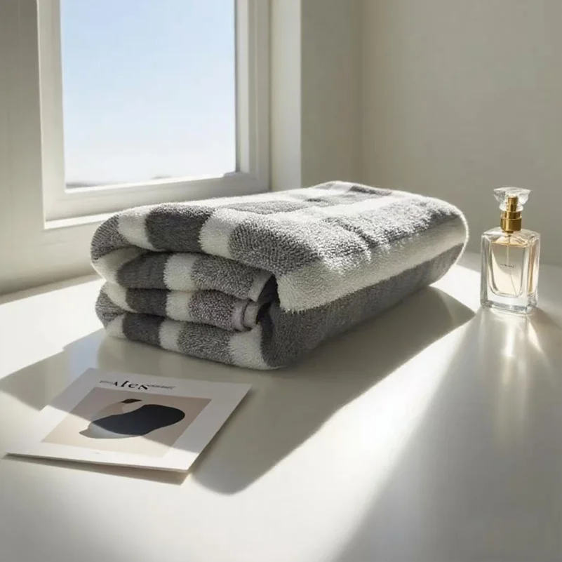 1-pack thick bath towel, strong water absorption and quick drying, non shedding, durable - very suitable for families, beaches,