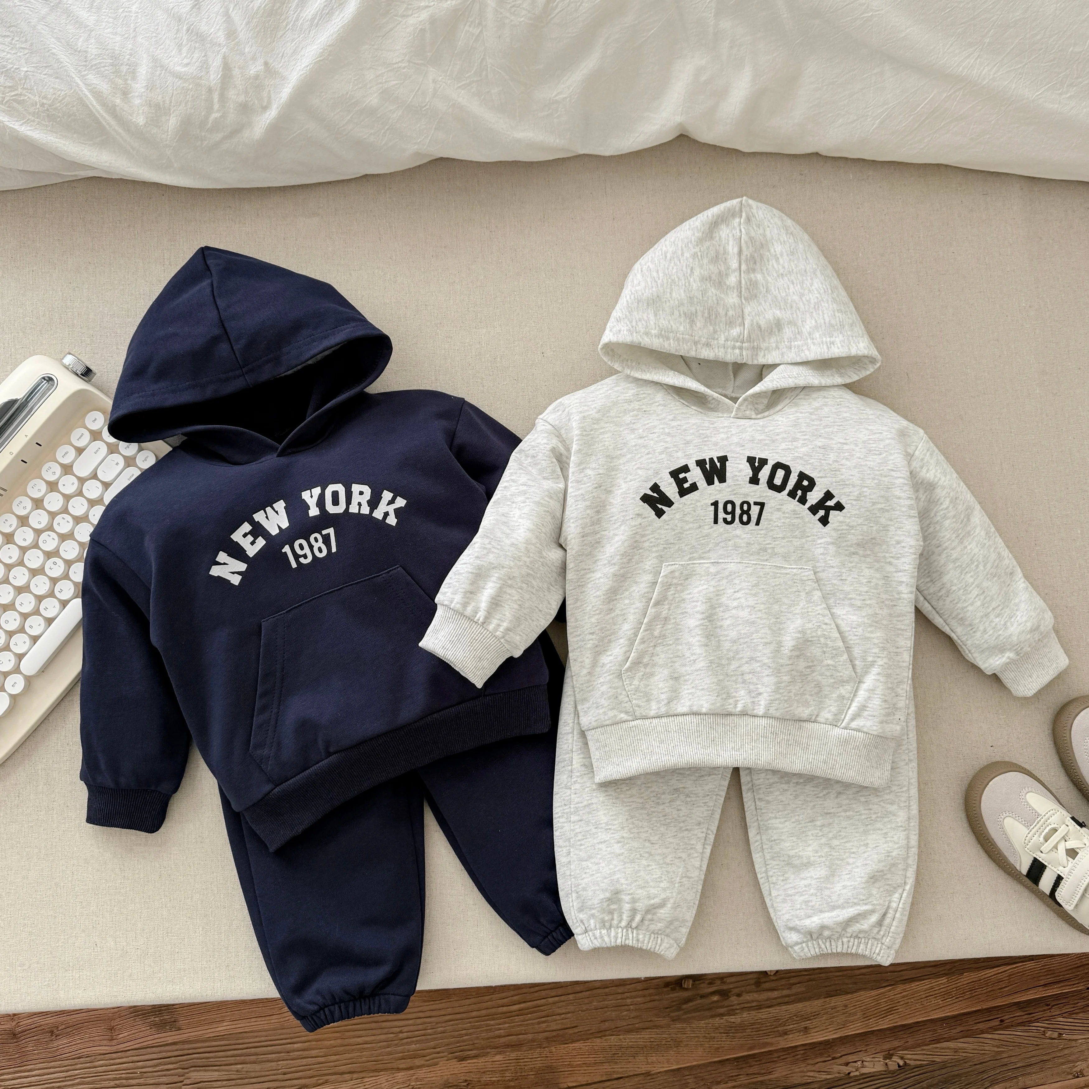 Frühlings- und Herbst-Kinder-Kapuzenpullover-Set aus Baumwolle für Jungen und Mädchen, Bedruckte Gerippte Bündchen mit Taschen, Langarm + Hose Lässiges Zweiteiler-Set