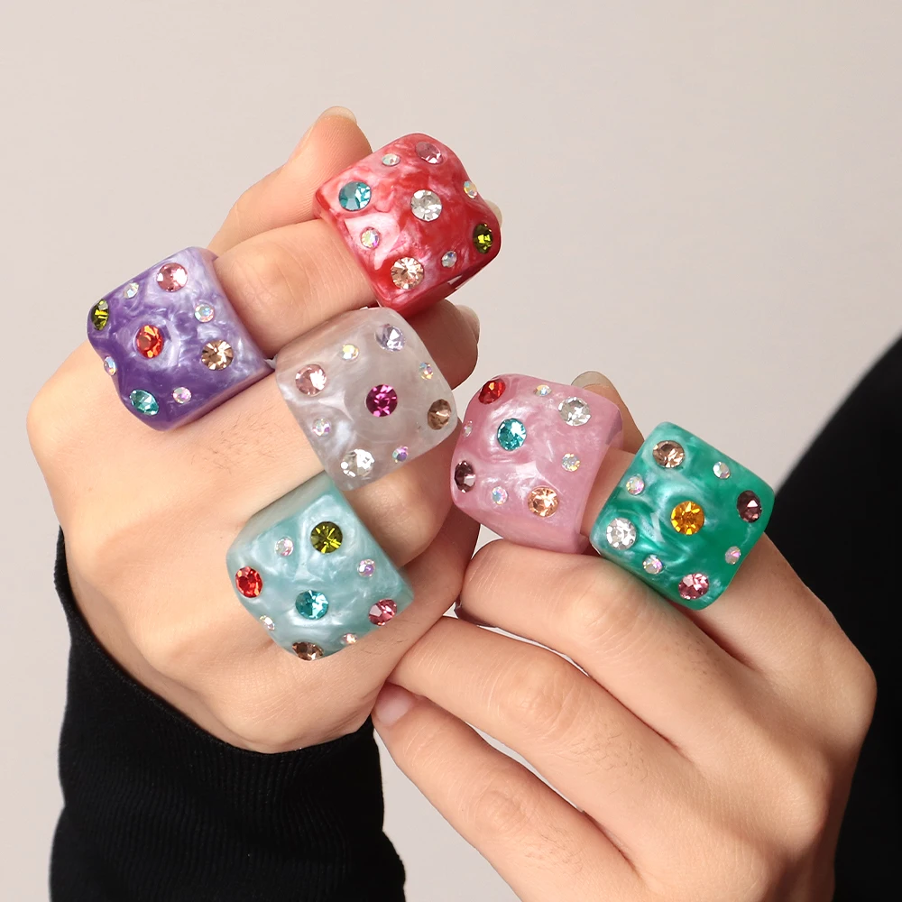 Image of Neue trendige bunte Strass Harz Fingerringe für Frauen süße klobige unregelmäßige geometrische Ringe Valentinstag Schmuck Geschenk