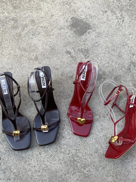 

Сексуальные сандалии с квадратным носком и открытым носком, украшенные металлическим ремешком на щиколотке, модные женские туфли из искусственного материала с низким вырезом и ремешком на щиколотке.