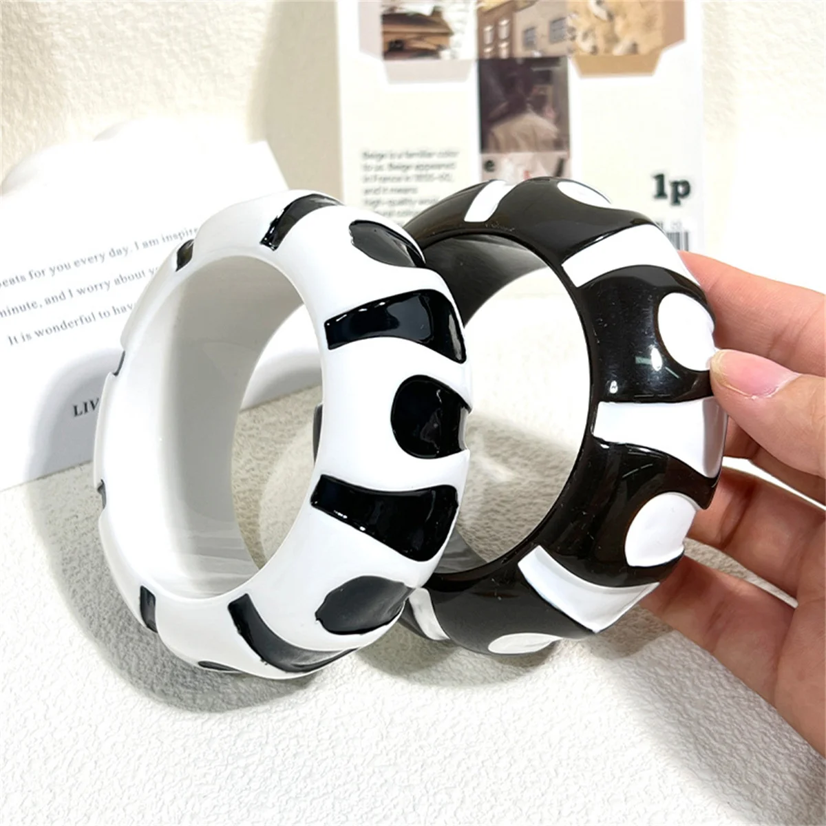 Cool Fashion Black White Contrast Color Geometric Wide Chunky Resin Bracelet Massive Vacation Jewelry for Women Ins Cool Bangle