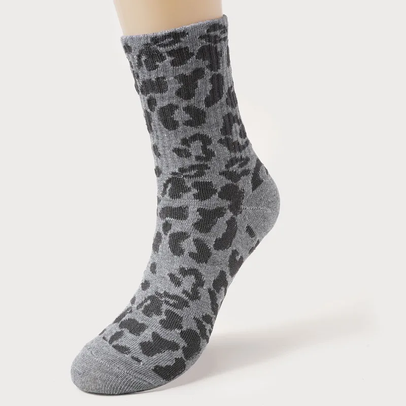 5PC Set Heißer Verkauf Sommer Leopard Print Socken Modische Explosive Straße Leopard Print Stil Unisex Mitte Rohr Socken