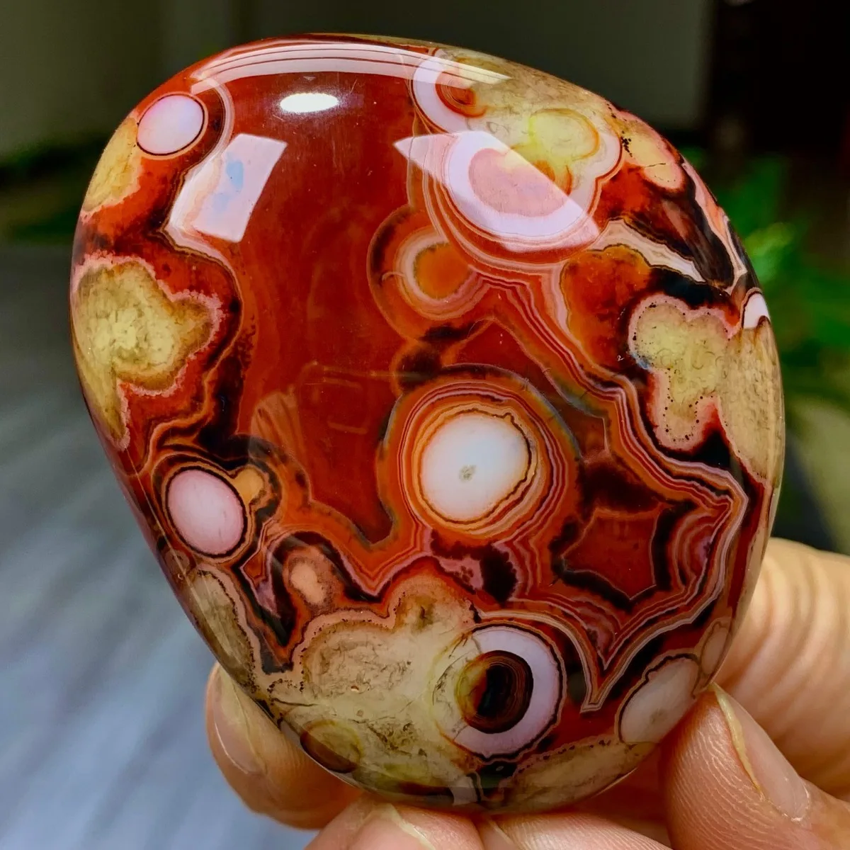 Sandy Tone Banded Agate Worry Stone, Color Gradient, Tumbled Polished, Table Decor, Natural Stone, Crystal Collection