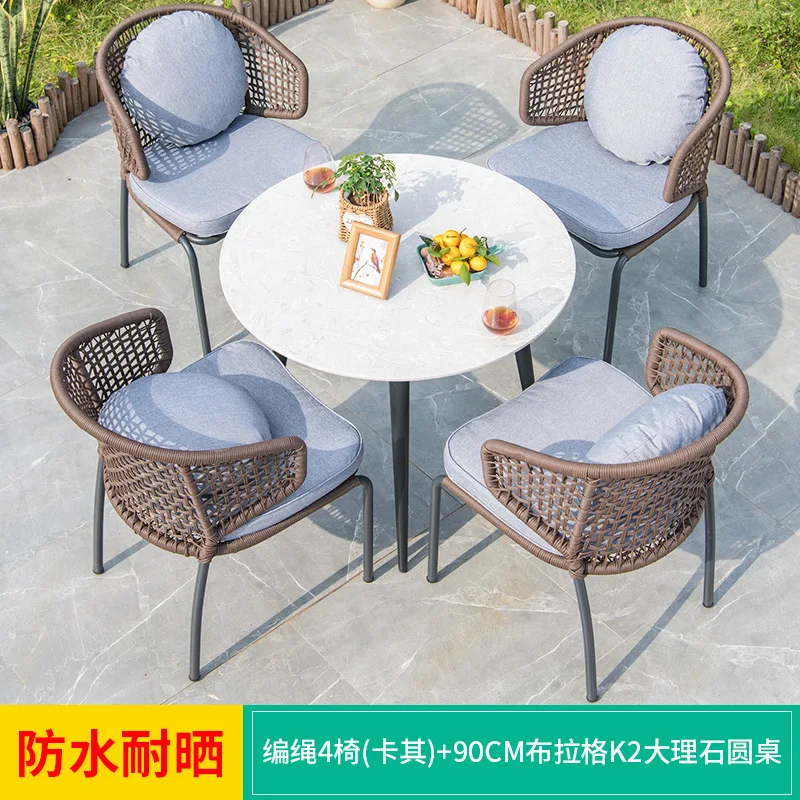 Conjunto de mesa y sillas de ratán para patio, terraza o jardín.