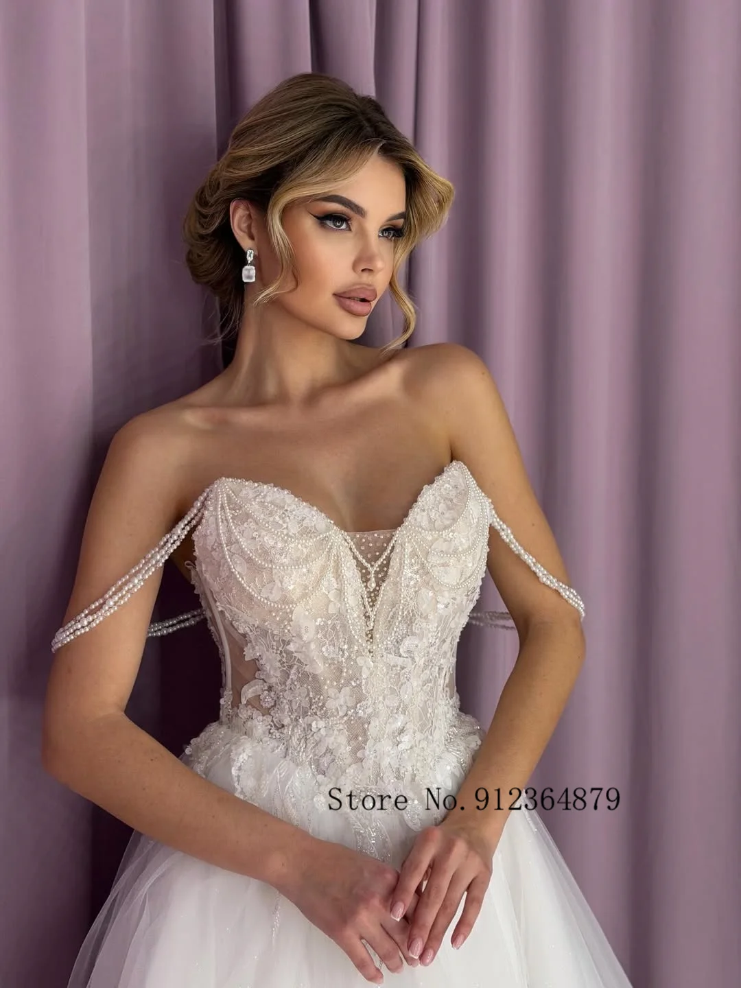 ชุดแต่งงานทรงเอไลน์แบบเปิดไหล่ คอวี ประดับลูกปัดและผ้าลูกไม้ งานปักอย่างประณีต  รุ่นสั่งตัดพิเศษ ปี 2026  ชุดเจ้าสาว