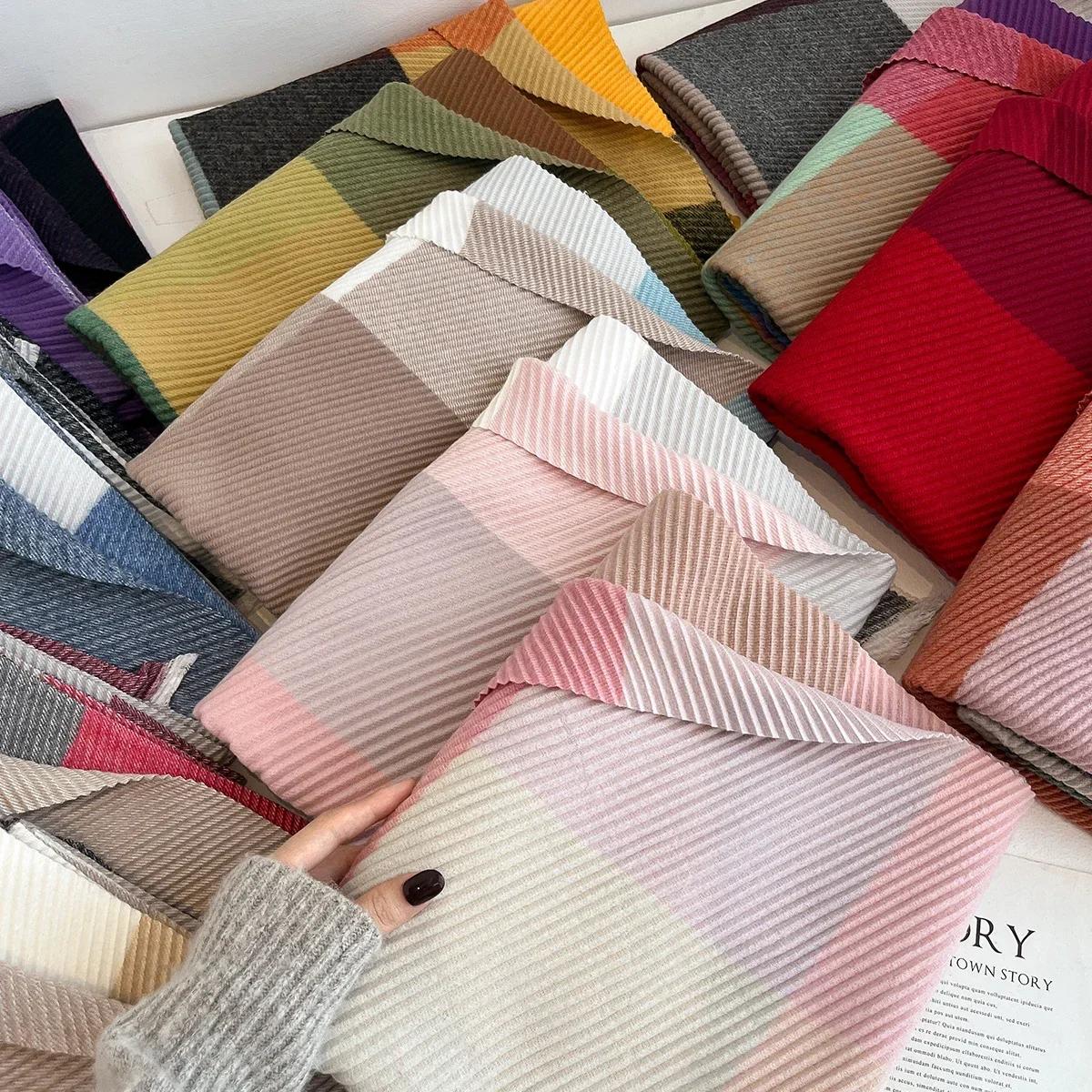 المرأة ربيع شتاء جديد ثنى كتلة الألوان وشاح متعدد الألوان المتضخم الدافئة وواقية من الشمس شال وشاح عصري متعدد الاستخدامات