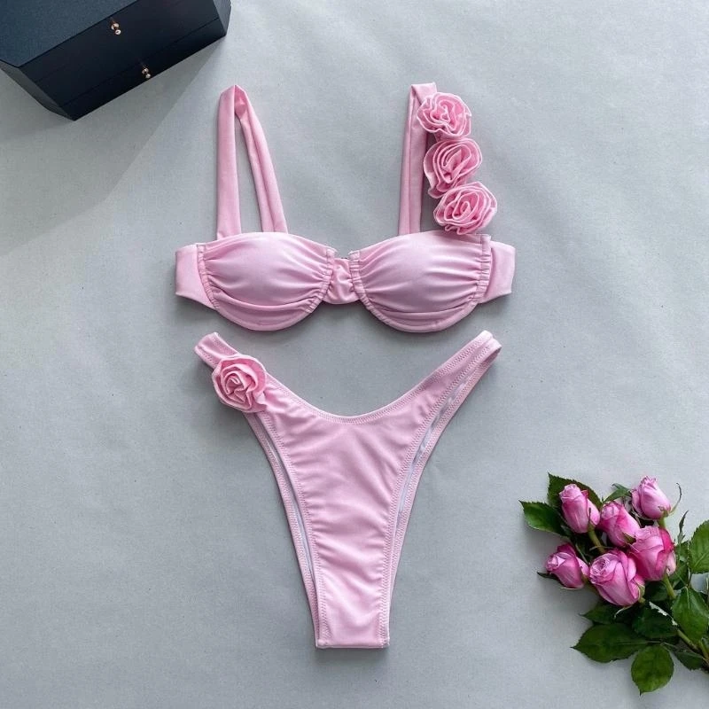 bikinis-do-triangulo-feminino-definiu-duas-pecas-no-fundo-da-cintura-cintura