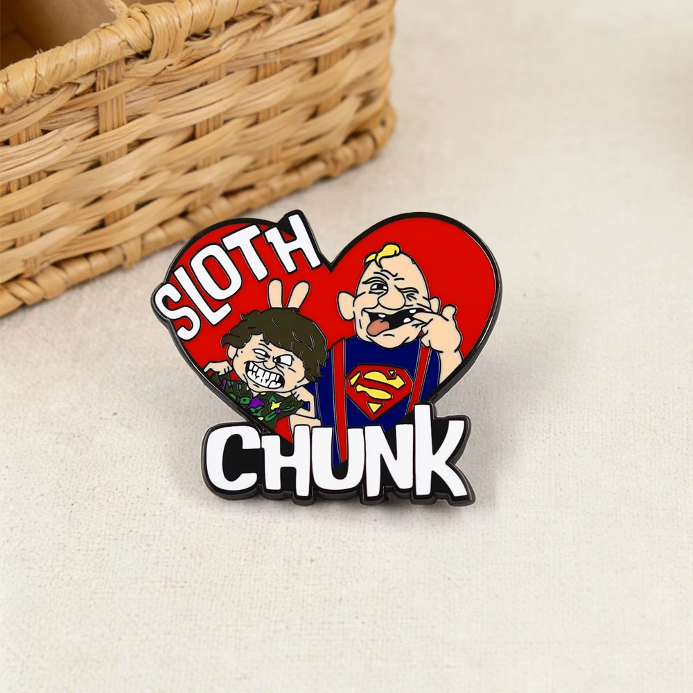 The Goonies Hey You Guys Super Sloth und Chunk Herz-Brosche Anstecknadel Lustige Gruselige Emaille-Pin Cooles Klassisches Film-Fan-Geschenk-Abzeichen – Detail 5