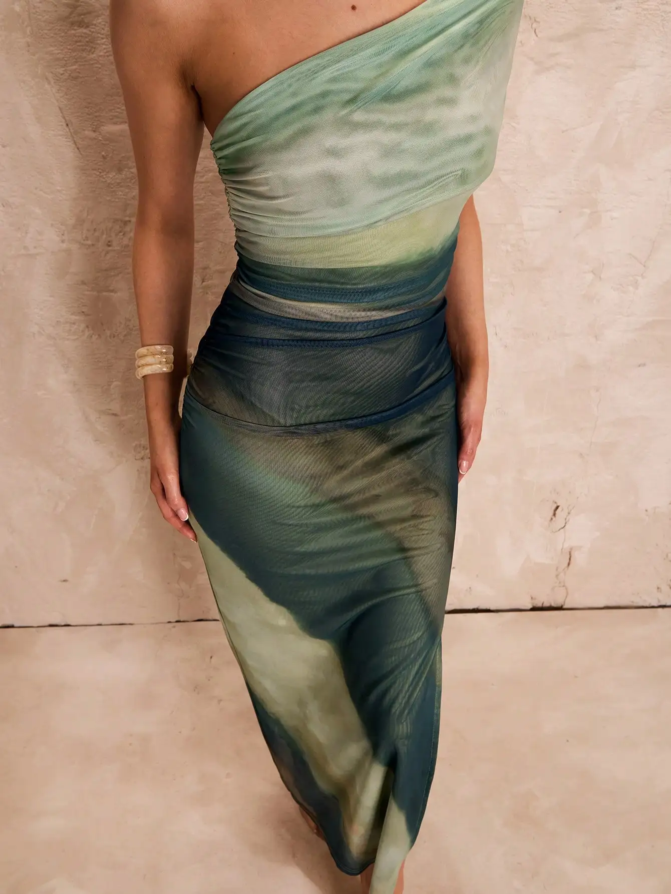 

Женское макси-платье на одно плечо с градиентным эффектом тай-дай, сетчатыми вставками и драпированным лифом