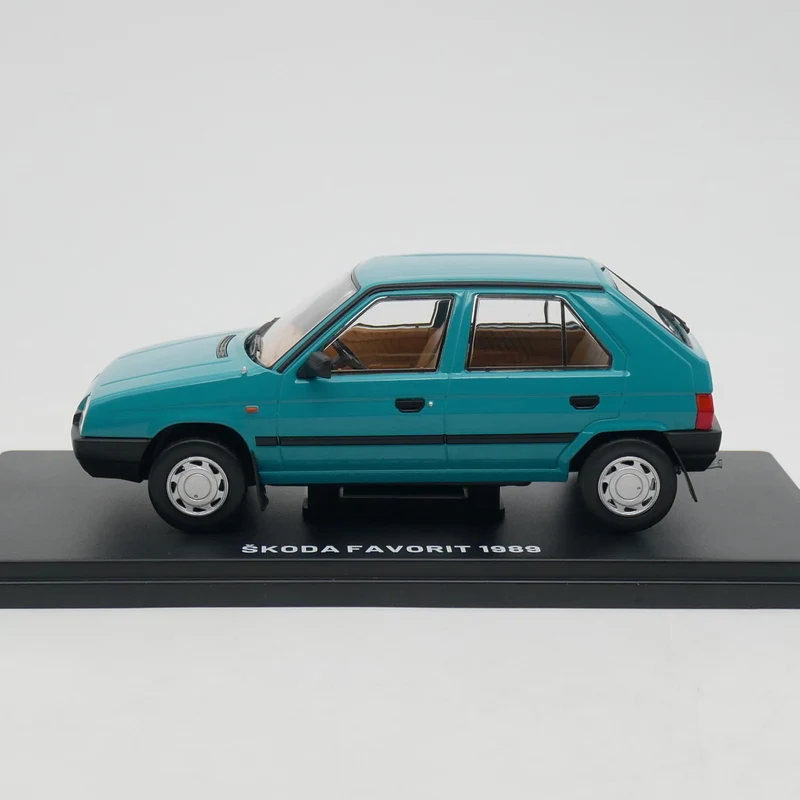 IXO 1:24 SKODA FAVORIT 1989 Diecast Car Model Metal Toy Vehicle