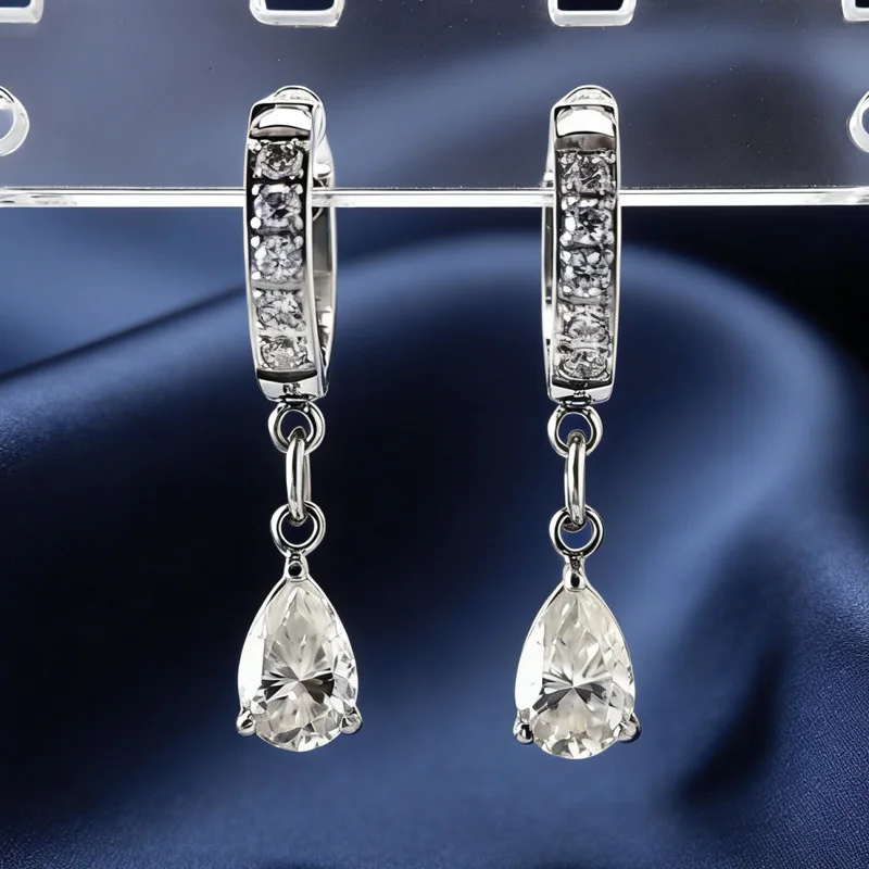 

1 пара стильных и привлекательных сережек-подвесок с микроинкрустацией из синтетического муассанита в форме капли, 0,5 карата.