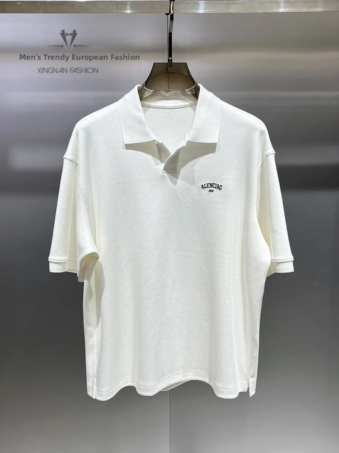 

Мужская футболка свободного кроя с отложным воротником, весна 2026: легкая, удобная, повседневная, базовая, модный тренд