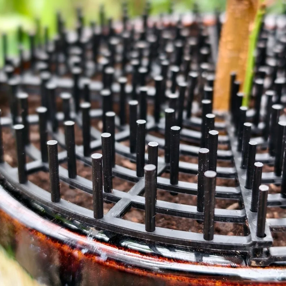 Breathable Mesh Plant Pot Soil Protector Grid Cover Cutting Barbed Cut-Outs Spiked Soil Protection Grid with Included Stakes
