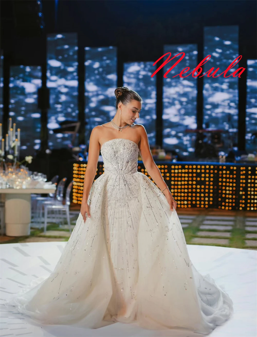 

Customized White Tulle Wedding Dress Temperament Strapless Sleeveless Bridal Gowns Chapel Train Zipper Back A-Line Dress