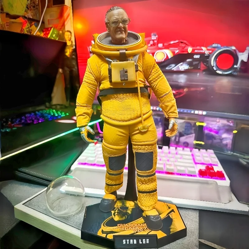 

В наличии Мстители, отец, Стэн Ле, наблюдатель, форма, скафандр, фигурка солдата, модель для энтузиастов, настольные коллекционные игрушки, подарки