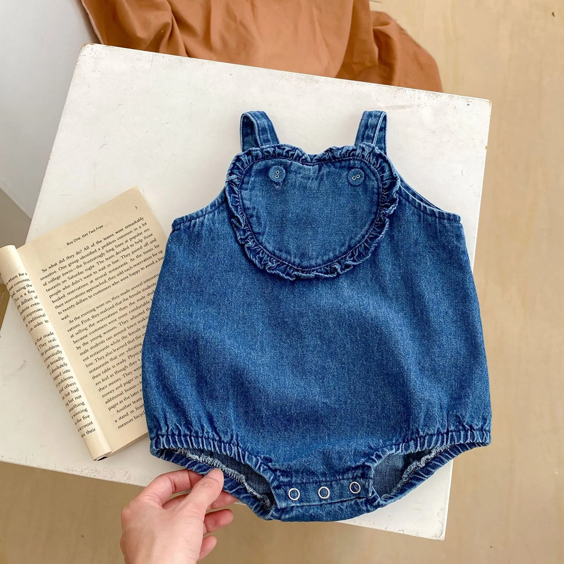 

Новинка лета 2025 года, универсальный треугольный комбинезон для младенцев и малышей, ковбойская сумка с плечевым ремнем для девочек, комбинезоны в форме сердца