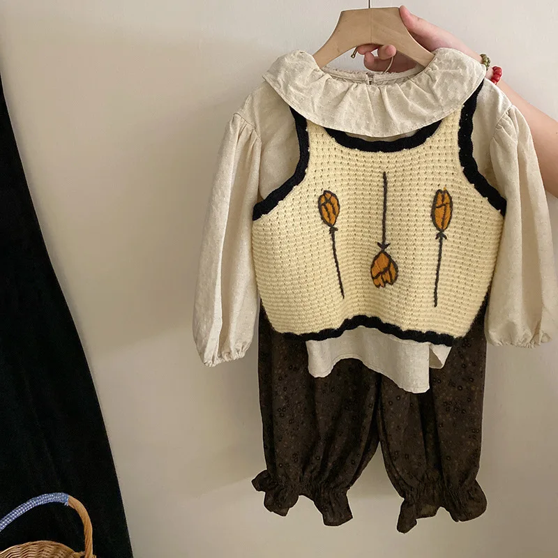 

Korean Casual Childrens Clothing Set for Spring 2025 New Girls Knitted Vest Doll Collar Shirt Floral Casual Pants