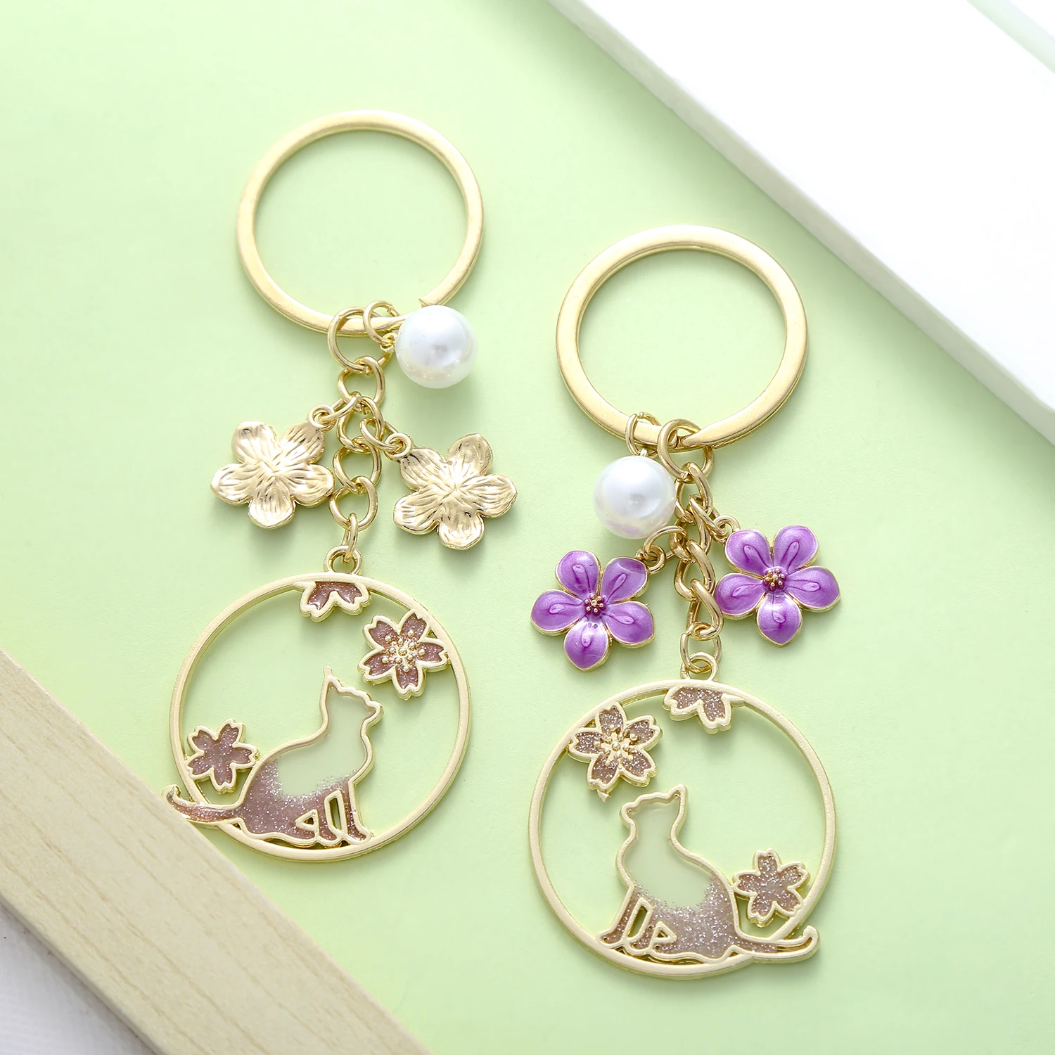 سلسلة مفاتيح زهرة زهر الكرز والقط اللطيفة من المينا ، حلقة مفاتيح من اللؤلؤ الصناعي ، مفاتيح سيارة ، حقائب ظهر ، محافظ ، 1