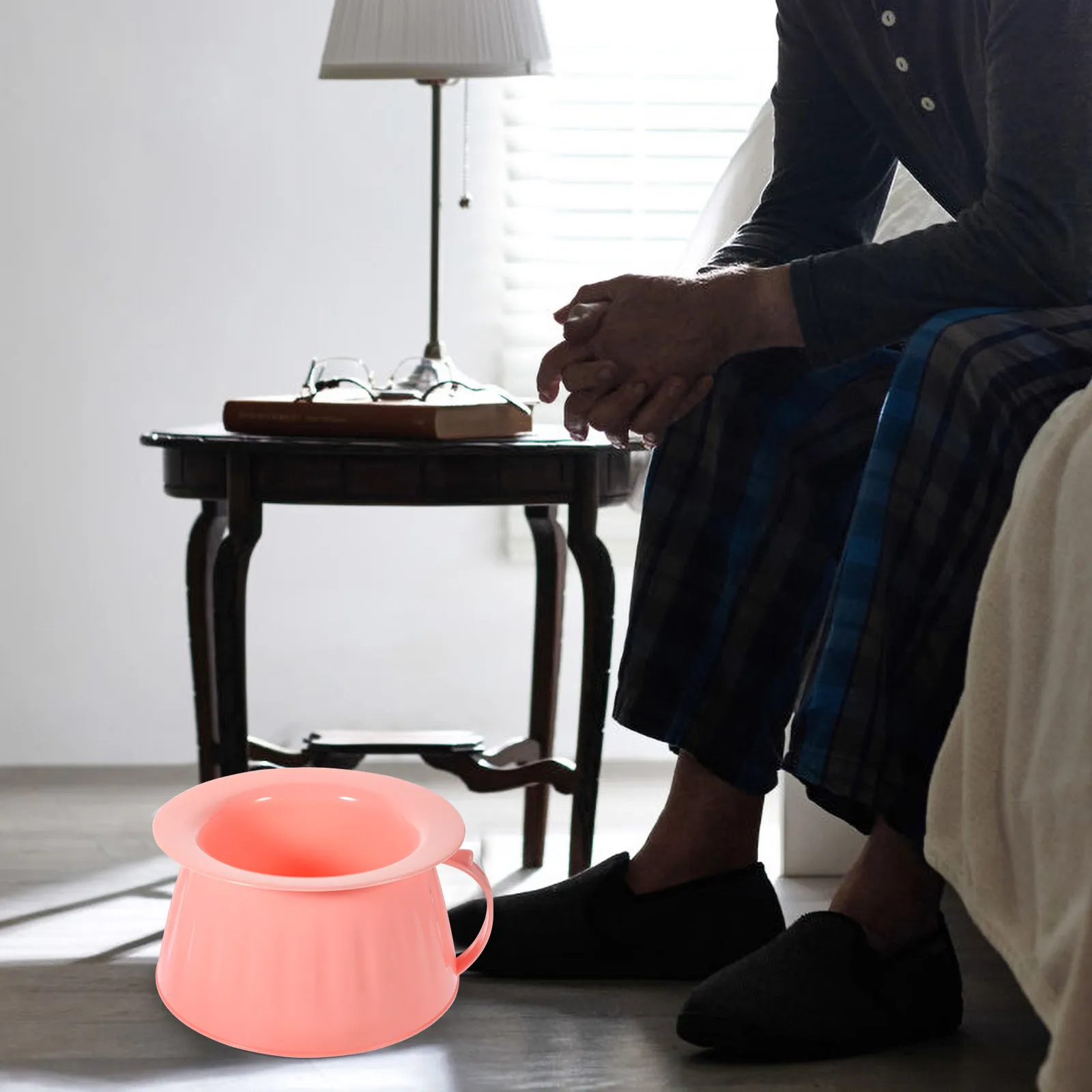 

Portable Chamber Pot for Elderly and Pregnant Women Lightweight Compact PP Urine Pot with Smooth Edges Flat Base Easy Clean