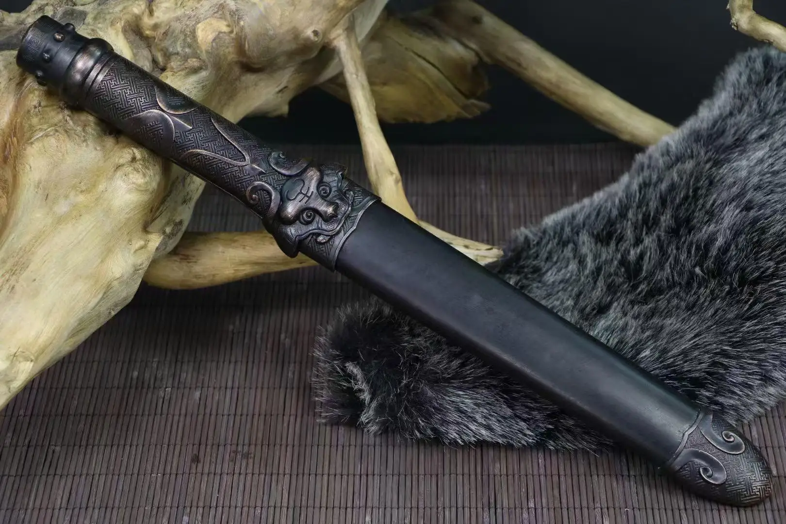 Viking Beast King Battle Sword Ancient Roman Gladiator Short Sword Katana Damascus Steel Engraved Blade Ebony Saya Not Sharp