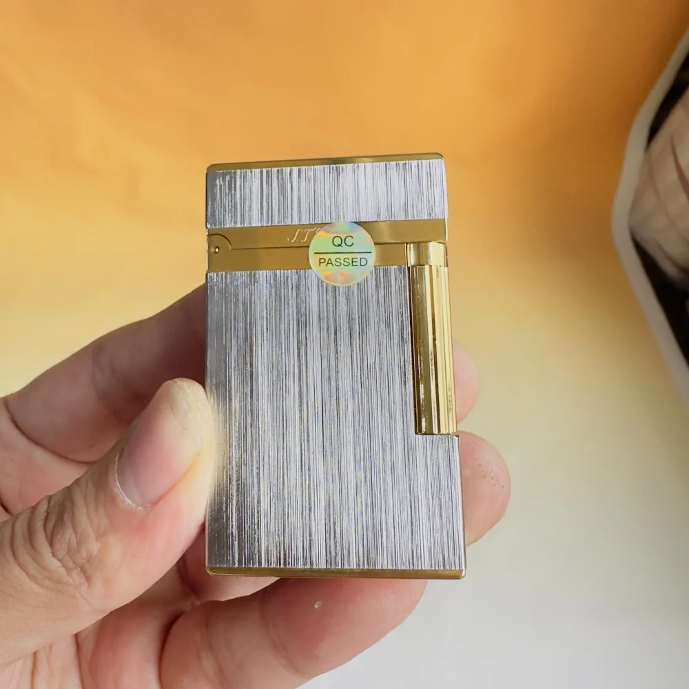 Dupont lighter Luxe merk aansteker, klassieke geborstelde metalen afwerking, luid ontstekingsgeluid, perfect cadeau voor mannen, inclusief gepersonaliseerde accessoires. Dupont  Logo