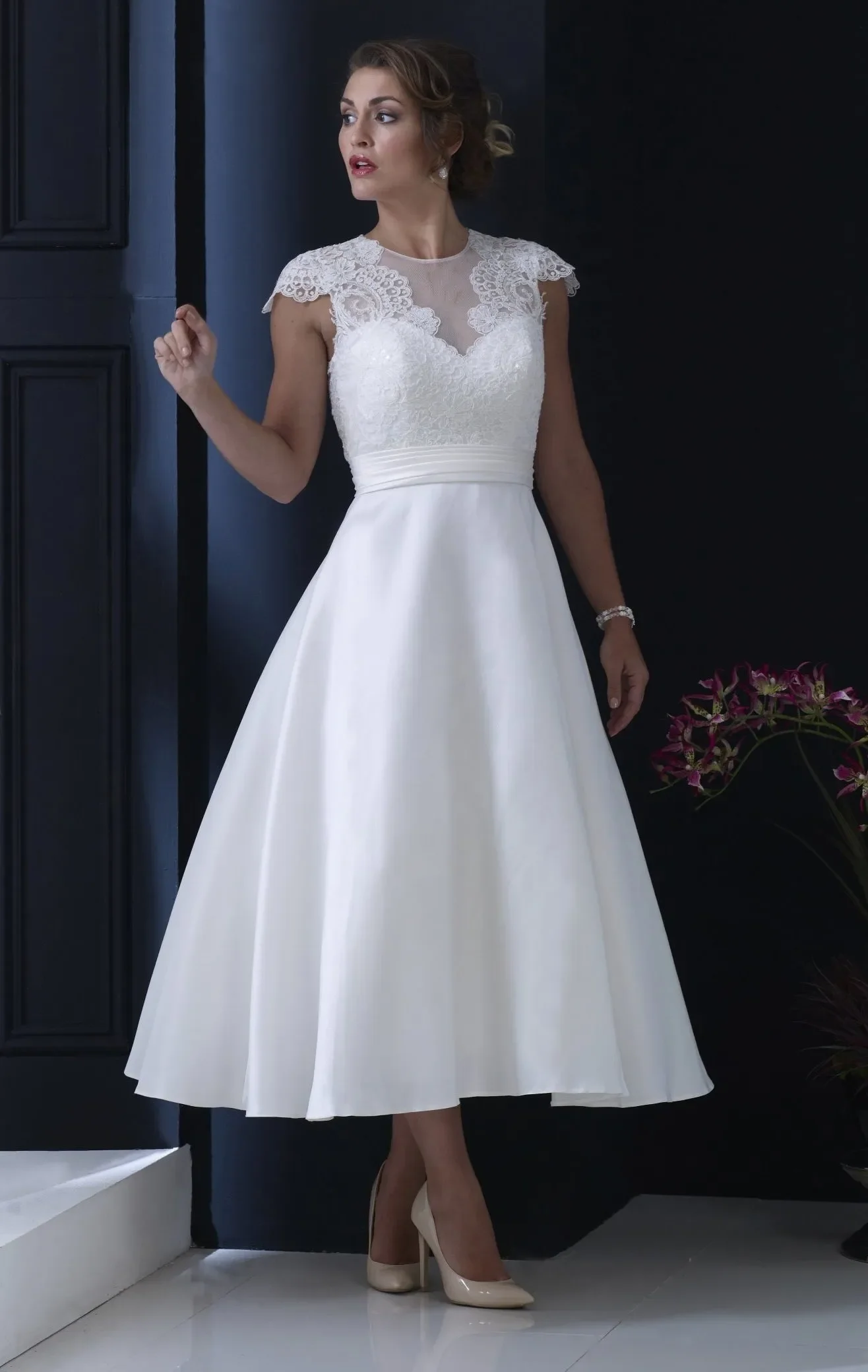 Elegant A Line Tea Length round neck Vintage short applique wedding Dress with Hat Sleeve skirt Jewelry Formal Bridal Dress New