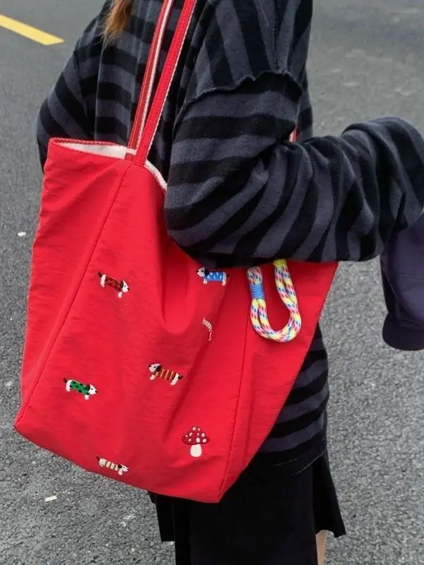 Cute Dachshund Dog Embroidery Canvas Bucket Bag Single Shoulder Commuter Bag Women's Red Student Class Travel Bag