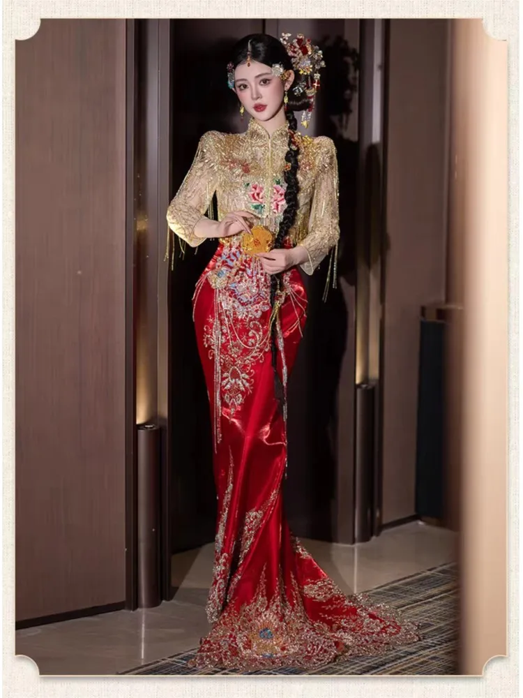 The bride's Chinese-style wedding dress and with a long tail